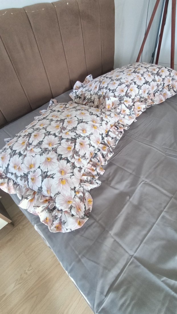 Bej Gri Çiçek Desenli Fırfırlı Yastık Kılıfı - Görsel 4