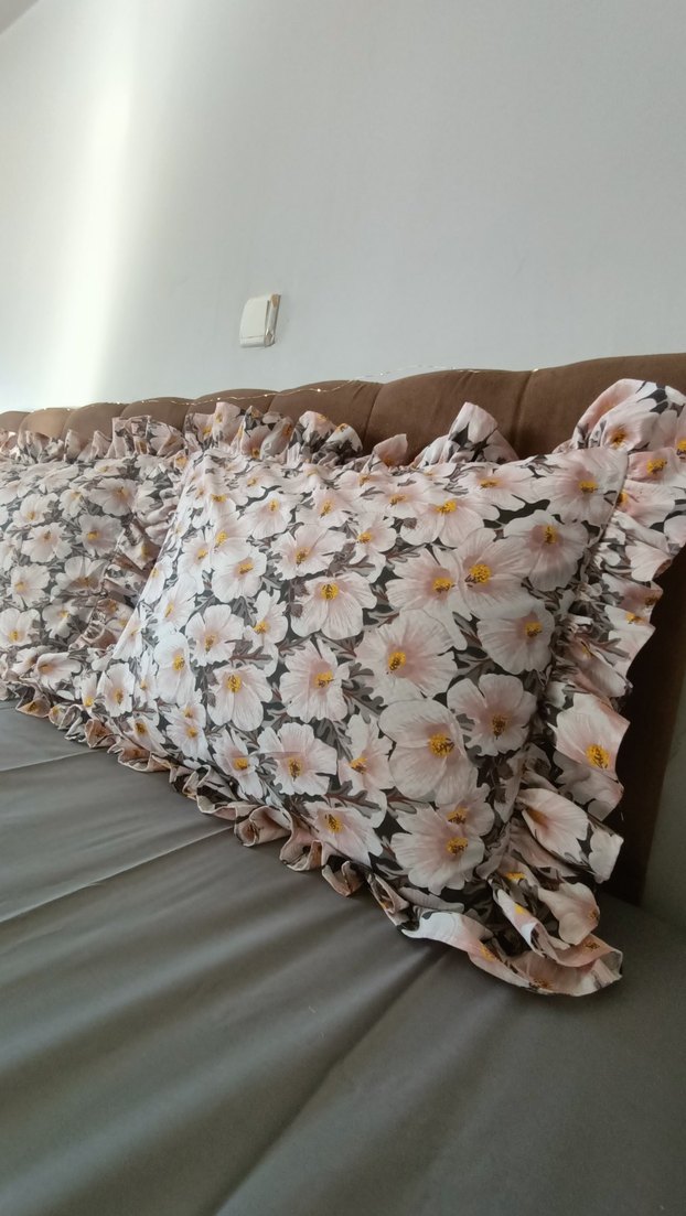 Bej Gri Çiçek Desenli Fırfırlı Yastık Kılıfı - Görsel 2