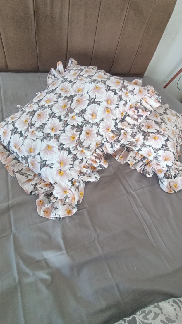 Bej Gri Çiçek Desenli Fırfırlı Yastık Kılıfı - Görsel 3