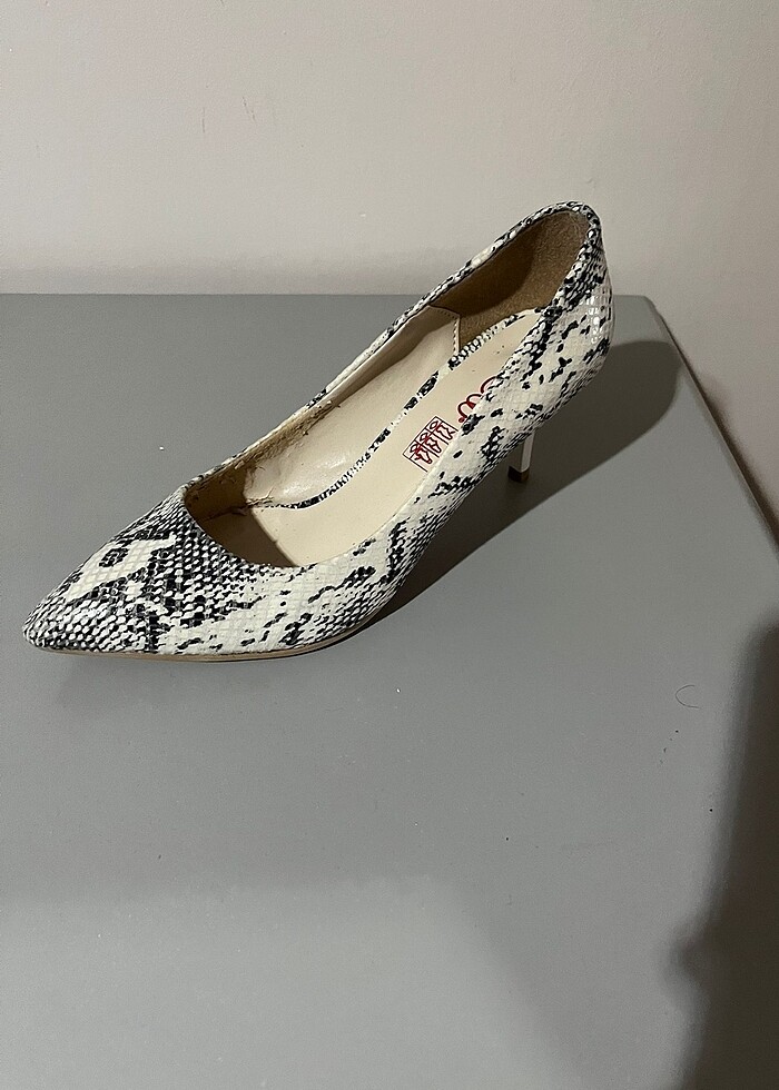 siyah beyaz topuklu ayakkabı - Görsel 2