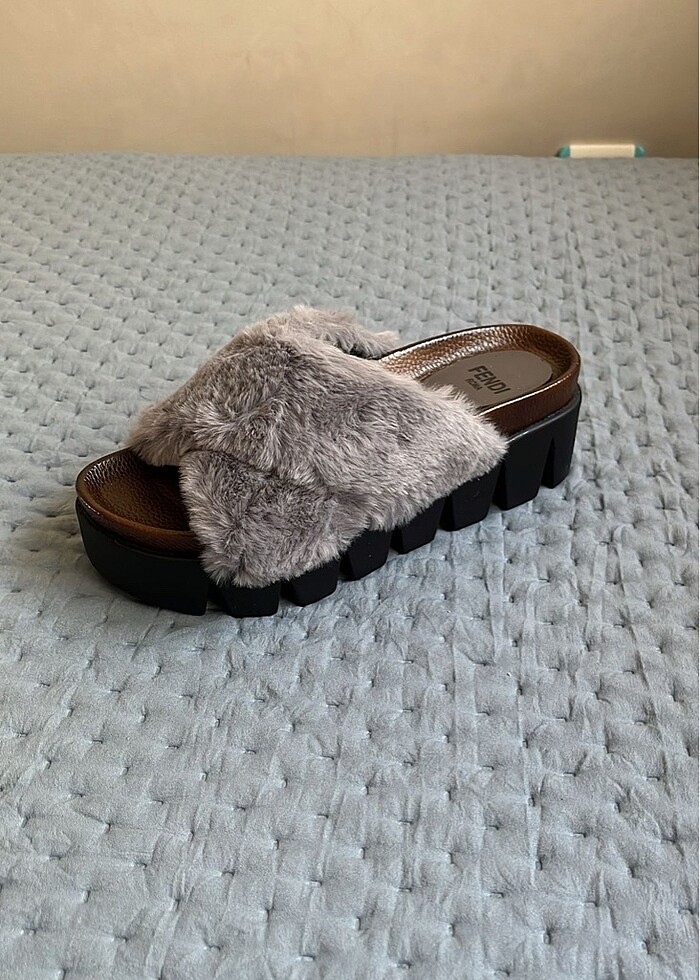 gri tüylü terlik - Görsel 2