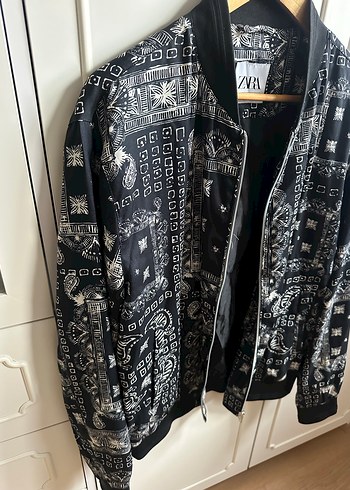 Zara Siyah Baskılı Fermuarlı Ceket - Görsel 5
