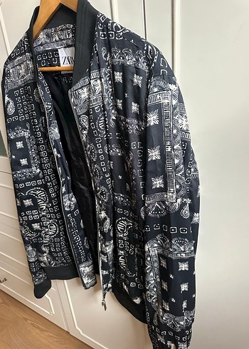 Zara Siyah Baskılı Fermuarlı Ceket - Görsel 4