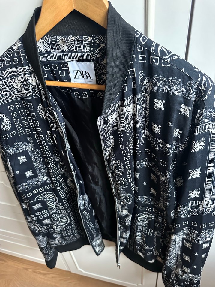 Zara Siyah Baskılı Fermuarlı Ceket - Görsel 2