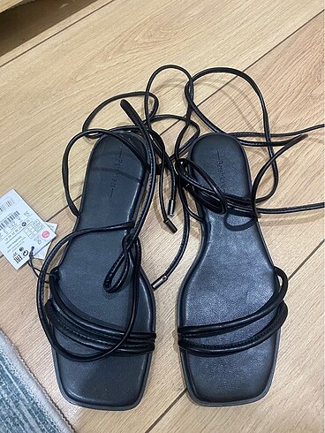 Bershka bağcıklı sandalet