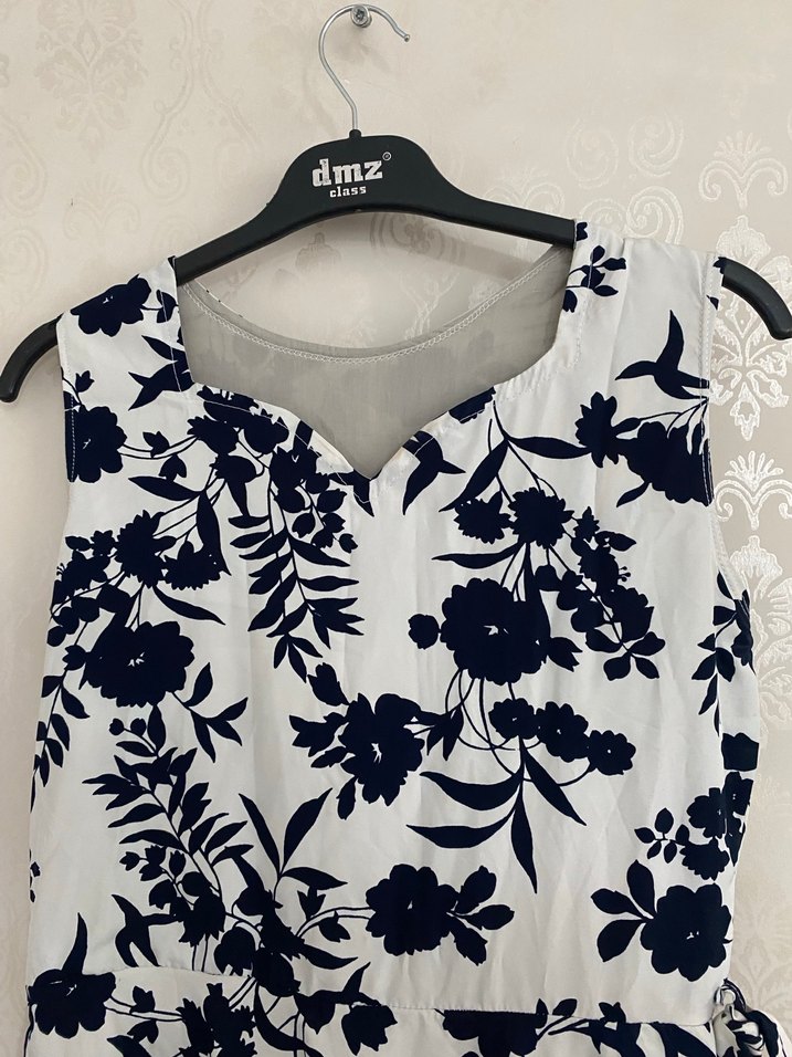 V Yaka Pileli Çiçekli Uzun Beyaz Elbise - Görsel 3