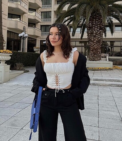 Beyaz Önden Bağlamalı Crop Top