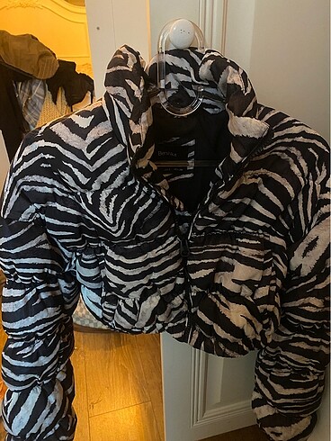 Bershka Zebra desenli Bershka crop mont