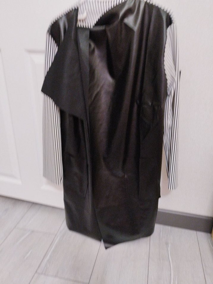 Siyah Deri Drapeli Midi Yelek - Görsel 3