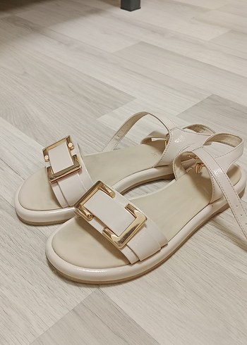 Kadın Beyaz Tokalı Blok Topuklu Sandalet - Görsel 2