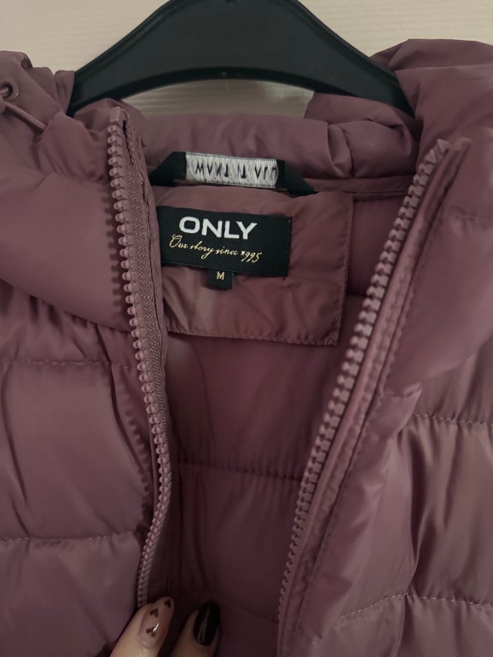 Mor Kapüşonlu Fermuarlı Kadın Mont - Görsel 2