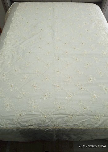 Dantelli KırıkBeyaz Yatak Örtüsü - Görsel 2