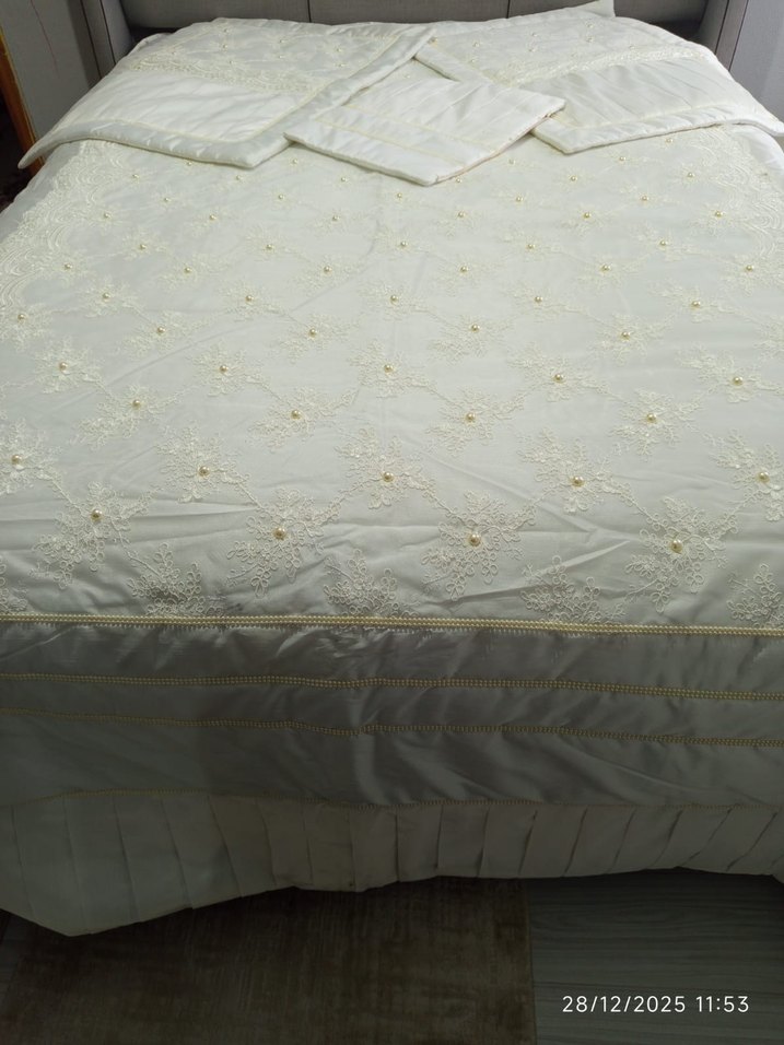 Dantelli KırıkBeyaz Yatak Örtüsü - Görsel 3