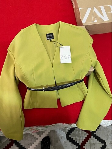 xs Beden yeşil Renk Zara vücuda oturan kemerli blazer
