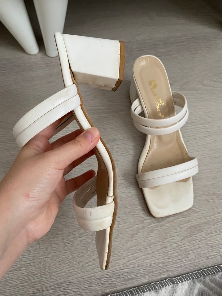 Beyaz Tokalı Kadın Terlik - Görsel 2