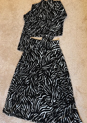 m Beden Uzun Zebra Desenli etek bluz takım