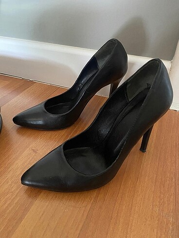 Deri stiletto