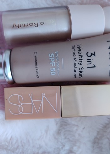Bej Renkli SPF50 3'ü 1 Arada Tonlu Nemlendirici