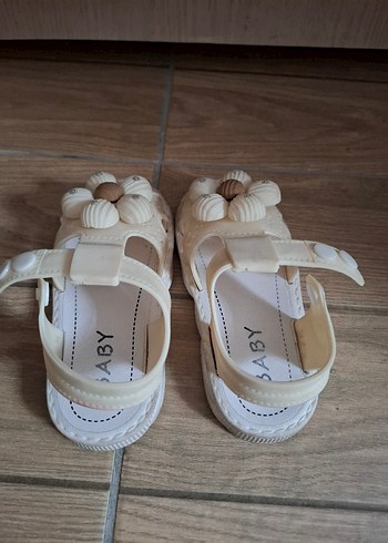 25 Beden Kız Çocuk Beyaz Çiçekli Tokalı Sandalet