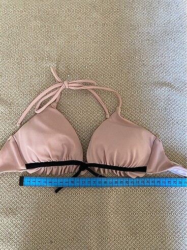 Ten bikini üstü