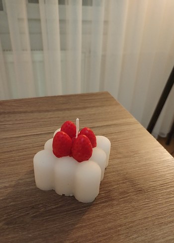 Çilek Detaylı Beyaz Dekoratif Mum - Görsel 2