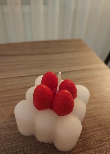 Çilek Detaylı Beyaz Dekoratif Mum - Görsel 3