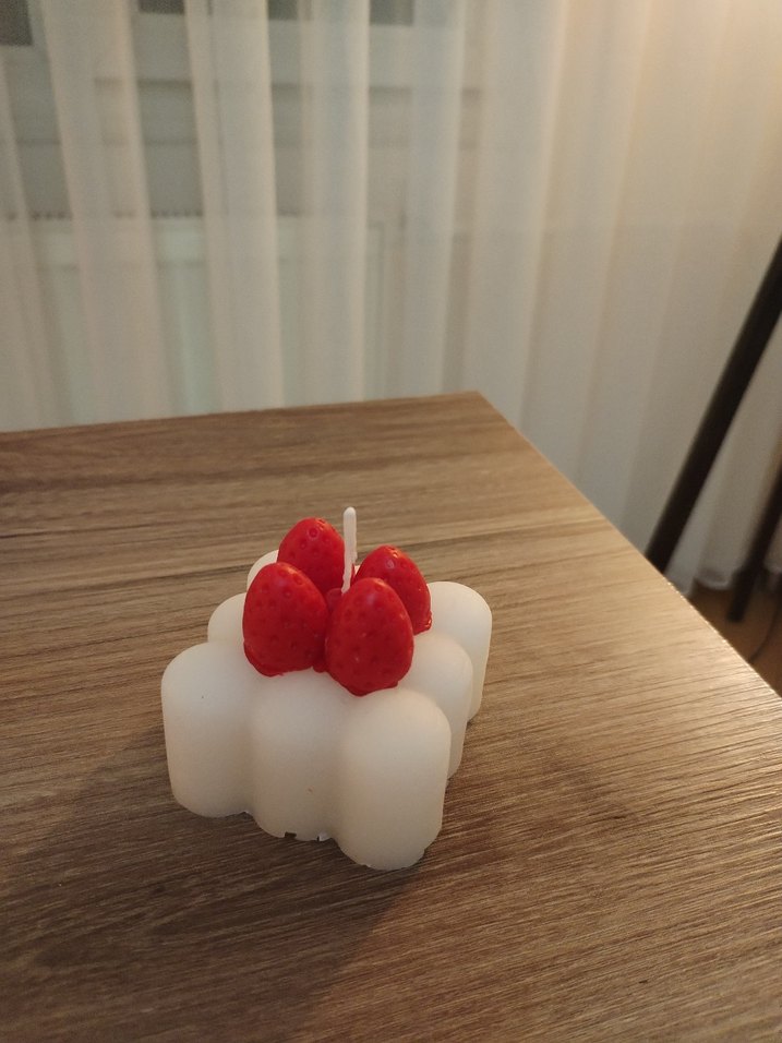 Çilek Detaylı Beyaz Dekoratif Mum - Görsel 2