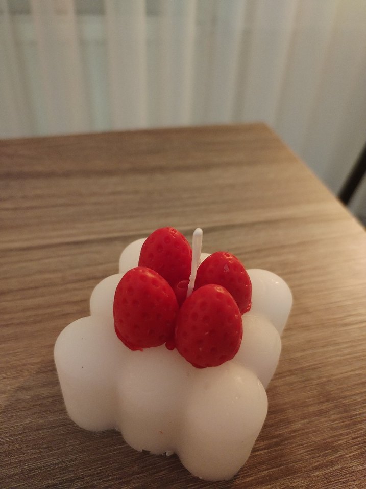 Çilek Detaylı Beyaz Dekoratif Mum - Görsel 3