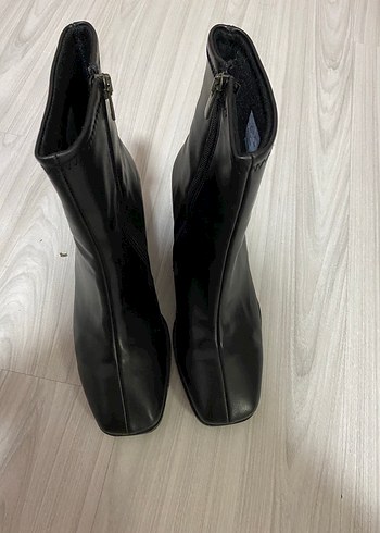 Siyah deri kadın topuklu bot