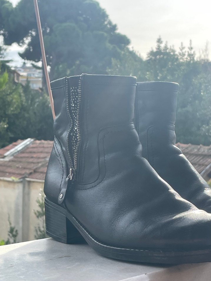 Tokalı Siyah Deri Biker Kadın Bot - Görsel 3