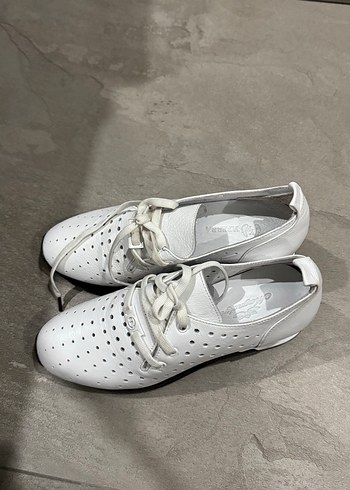 Minimalist Beyaz Stiletto Topuklu Kadın Spor Ayakkabı - Görsel 3