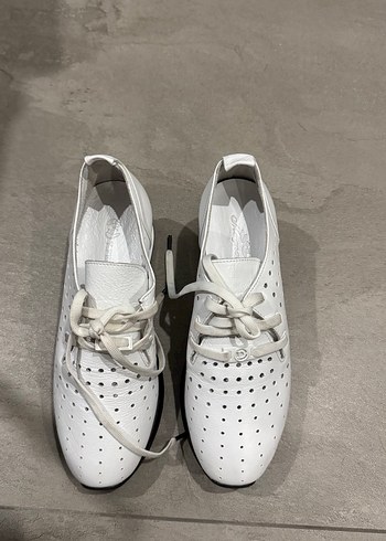 Minimalist Beyaz Stiletto Topuklu Kadın Spor Ayakkabı - Görsel 2