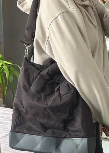 Zara ZARA Siyah Sert Taban Detaylı Kadın Omuz Çantası