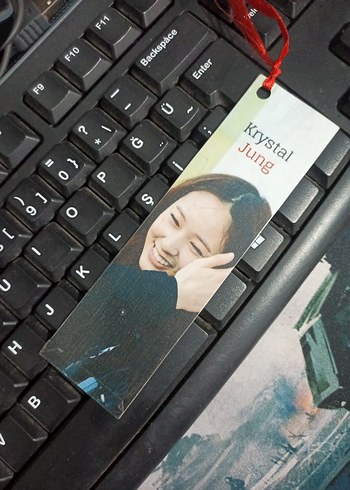 Krystal Jung Tasarımlı Siyah Kitap Ayracı