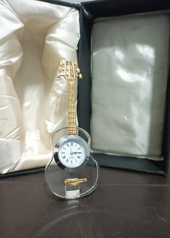 Diğer Altın Renkli Gitar Tasarımlı Masa Saati