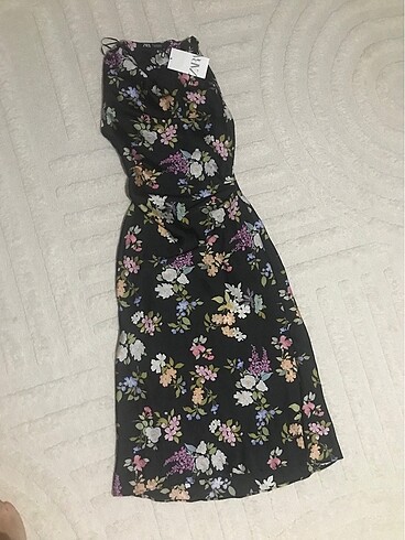 Zara çiçekli saten elbise