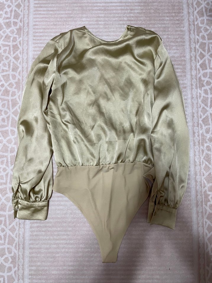 Bej V Yakalı Saten Drapeli Kadın Bluz - Görsel 4