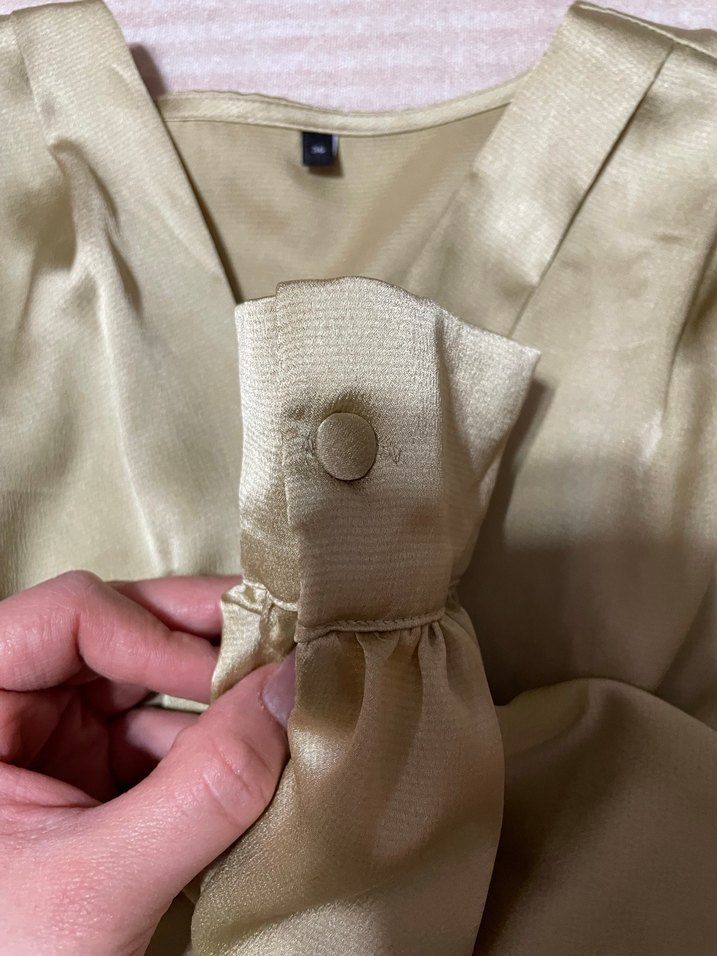 Bej V Yakalı Saten Drapeli Kadın Bluz - Görsel 3