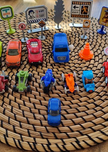 Renkli Mini Oyuncak Arabalar ve Trafik İşaretleri Seti