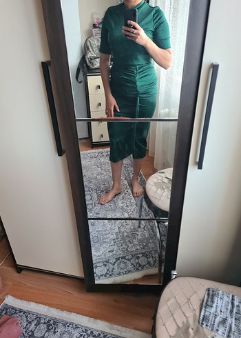 Saten Görünümlü Yeşil Drapeli Kalem Elbise - Görsel 5