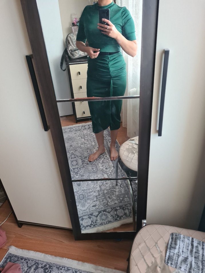 Saten Görünümlü Yeşil Drapeli Kalem Elbise - Görsel 2