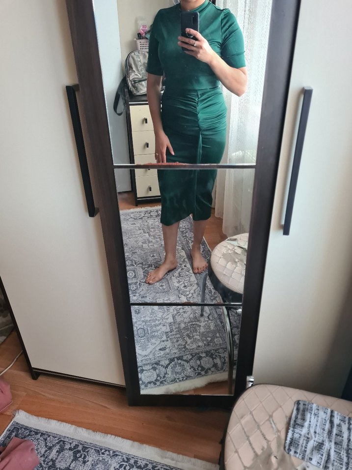 Saten Görünümlü Yeşil Drapeli Kalem Elbise - Görsel 5