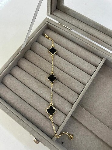 Van cleef siyah bileklik ürünler sıfırdır