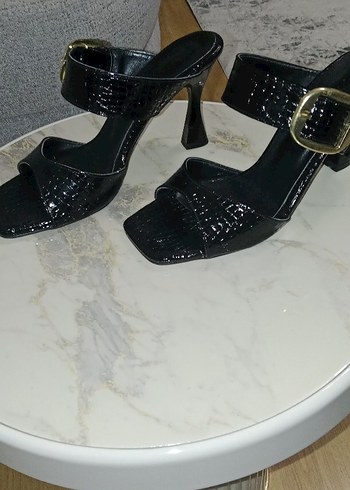 Nine West Kemerli Siyah Yılan Desenli Kadın Topuklu Ayakkabı