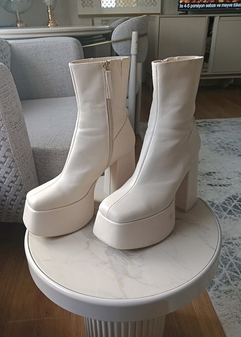Bershka Beyaz Platform Topuklu Seramik Kadın Bot