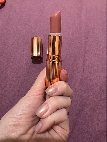 Chorlotte Tilbury kissing ruj