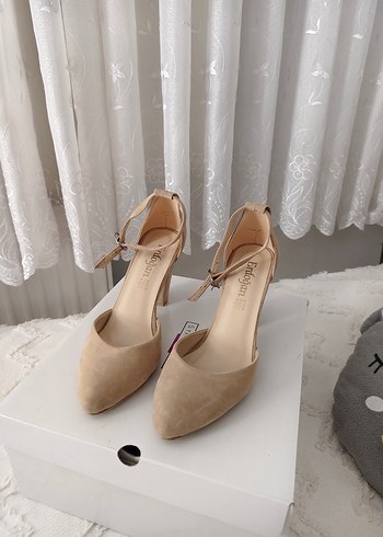 Bej Süet Tokalı Kadın Topuklu Ayakkabı - Görsel 2