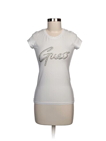 Guess T-shirt %70 İndirimli.