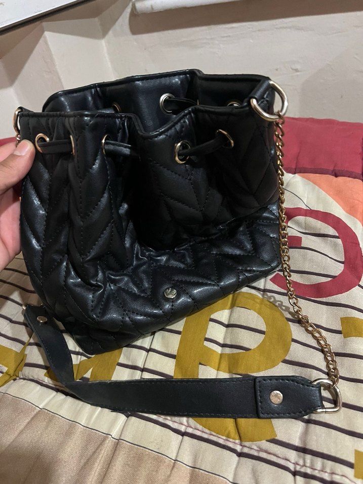 Fabrika markalı orjinal Kadın Siyah Deri Kemerli Çanta - Görsel 2