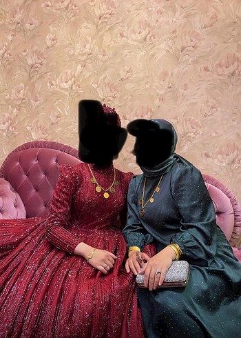 Yeşil parlak elbise